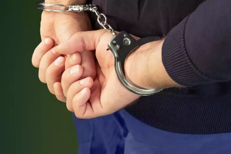 Двух казахстанцев арестовали за поджог станции связи в России