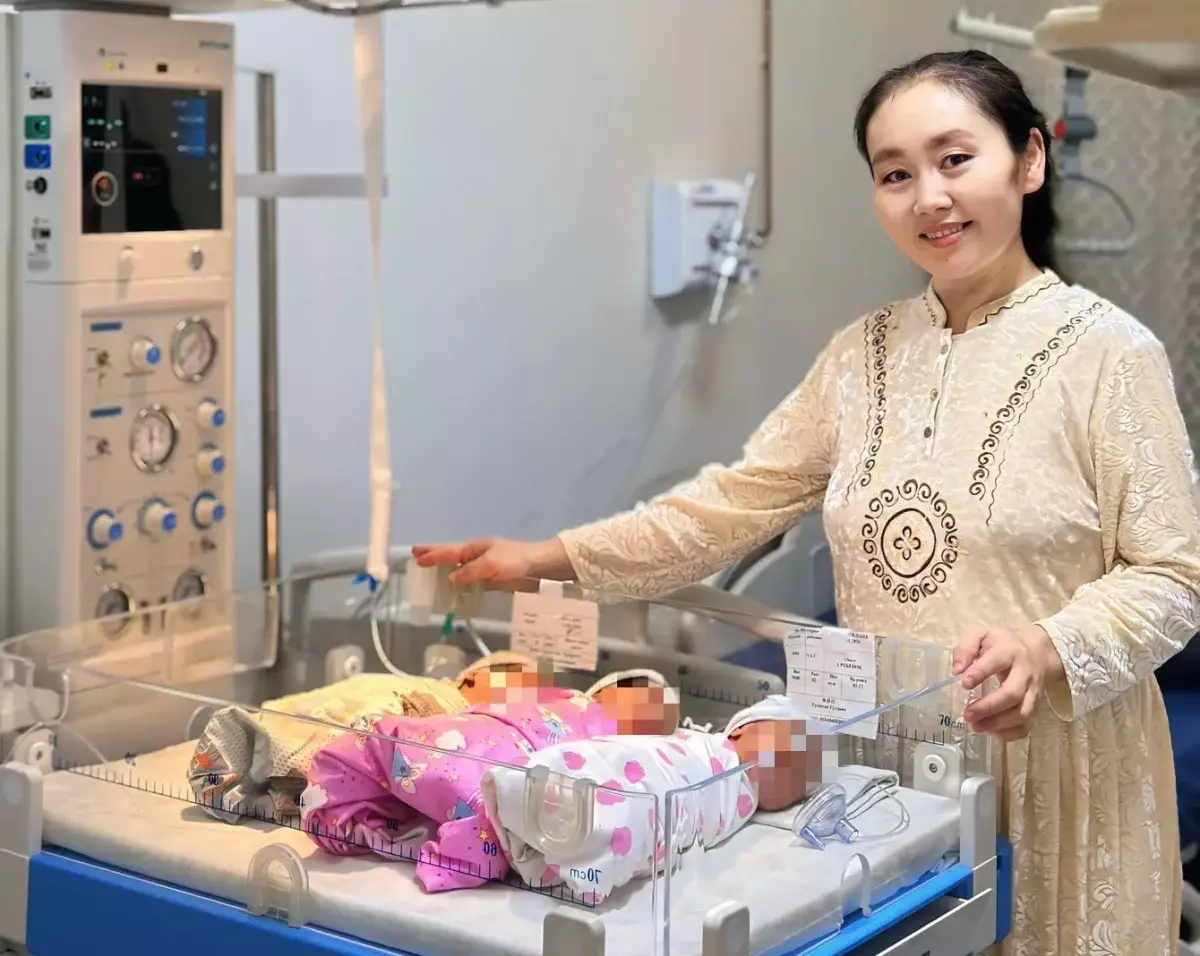 В Алматы 39-летняя женщина родила тройню и сразу стала многодетной мамой