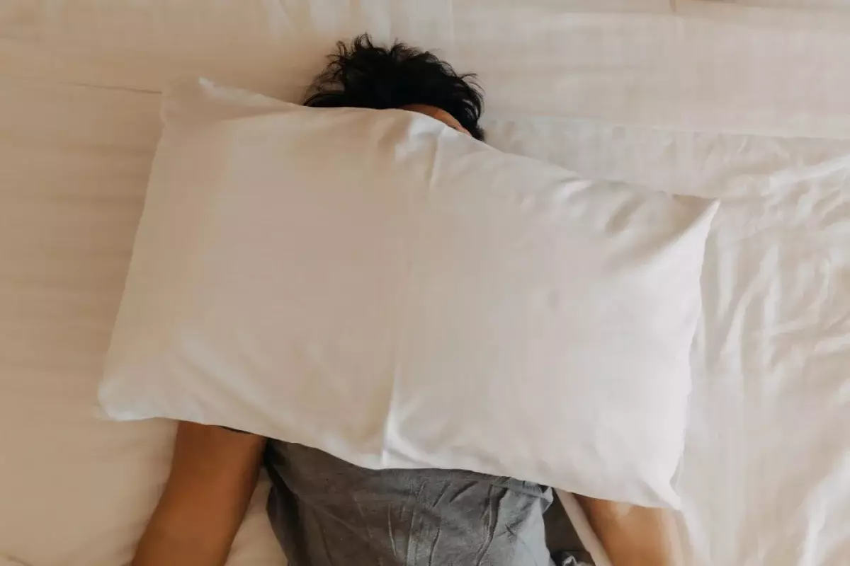 Сон не главное: ученые выяснили, кому нужно спать без подушки