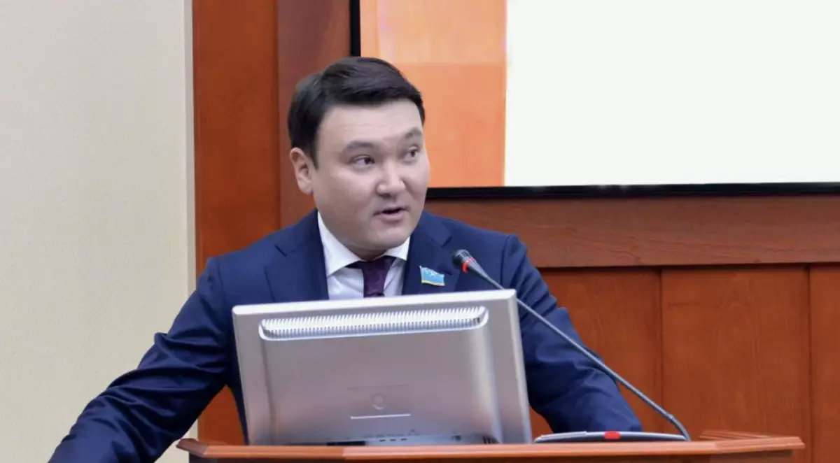 1995 жылғы Конституцияны 12 адам жазып шықса, жаңа редакцияны 130 азамат әзірледі – депутат