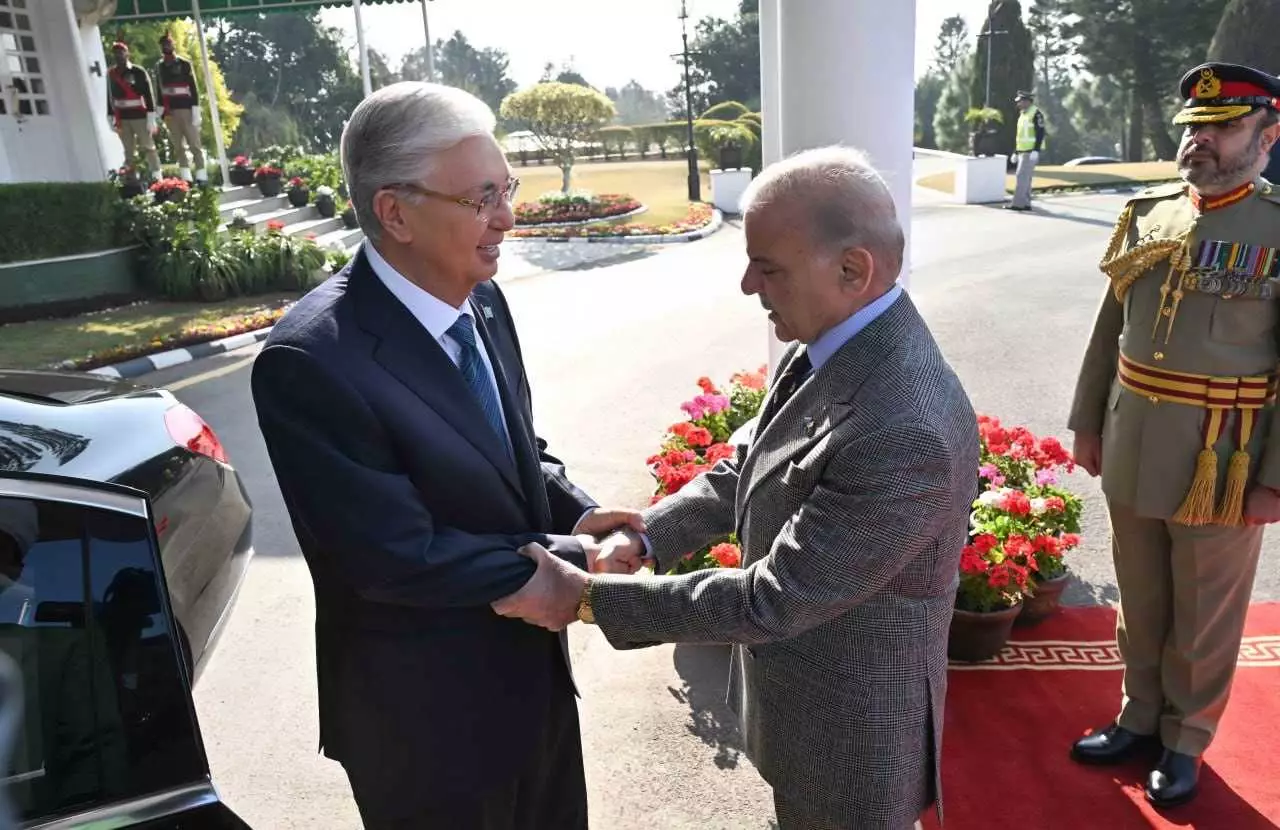 Токаева торжественно встретили в резиденции премьера Пакистана