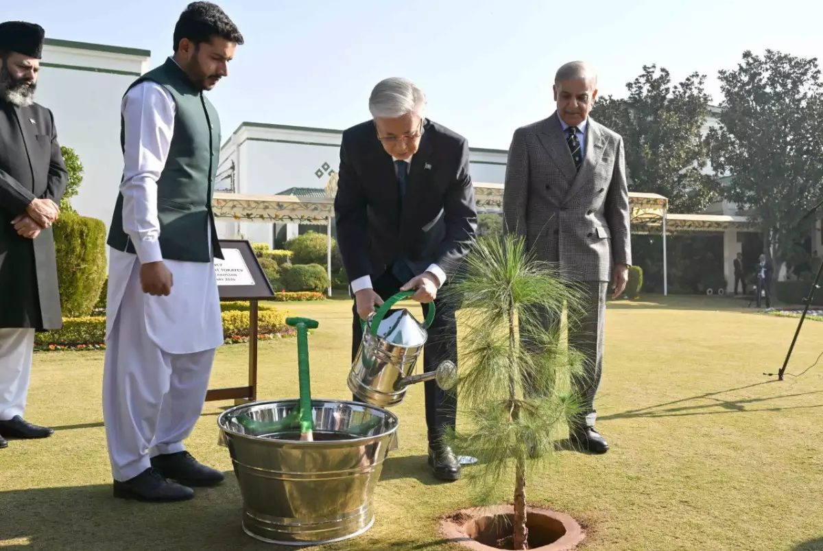 Токаев посадил дерево в Исламабаде