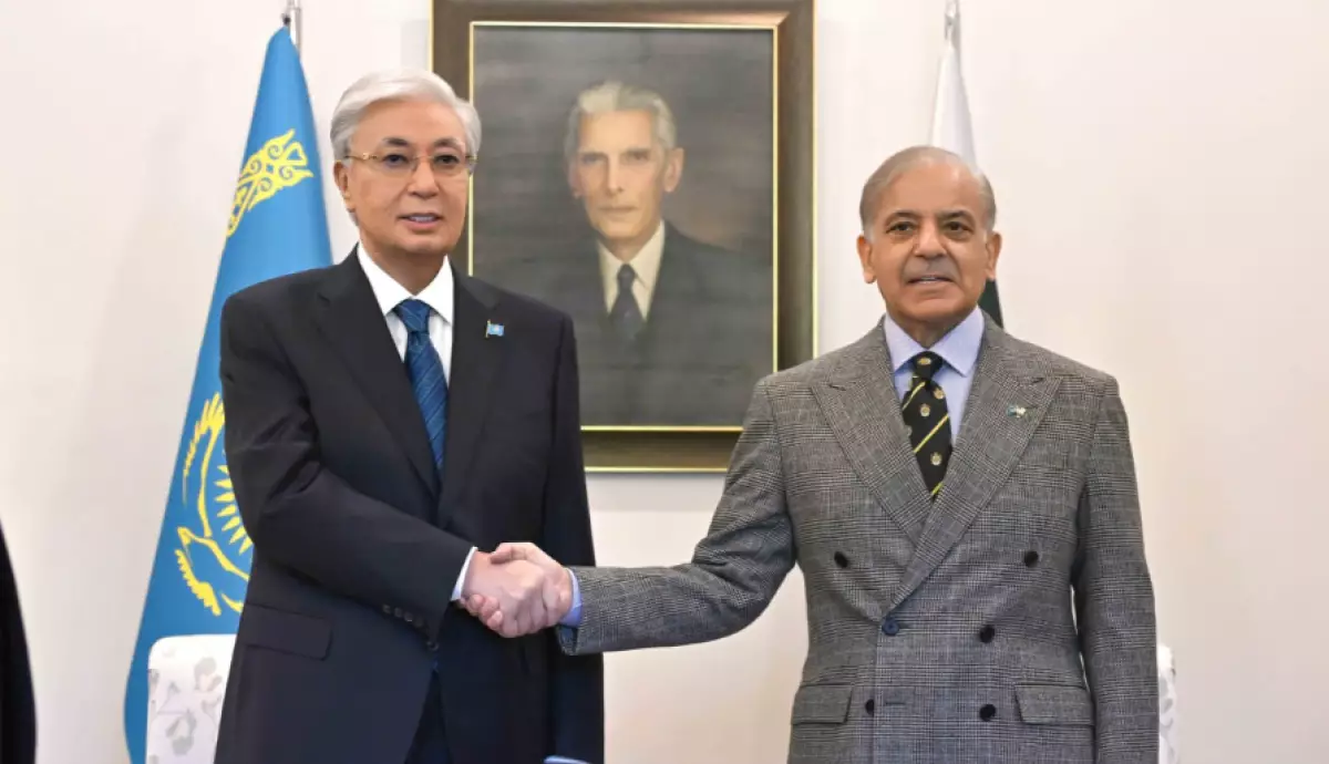 Тоқаев пен Пәкістан Премьер-министрі шағын құрамда келіссөз жүргізді