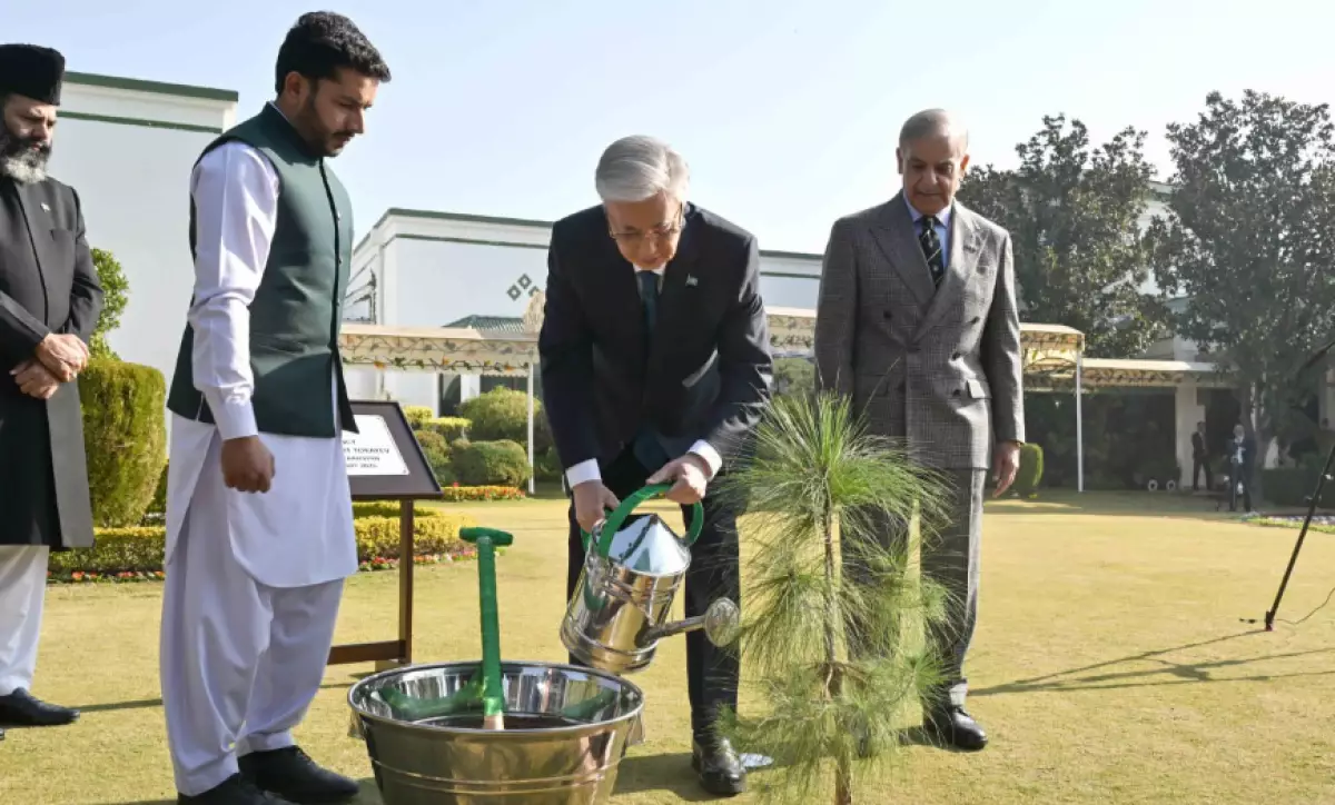 Тоқаев Пәкістан Премьер-министрінің резиденциясы аумағында ағаш отырғызды