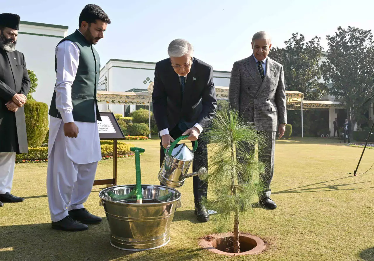 Токаев посадил дерево на территории резиденции Премьер-министра Пакистана
