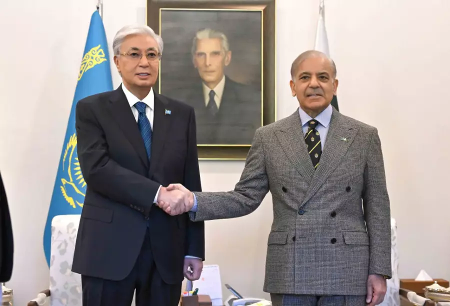 Қасым-Жомарт Тоқаев пен Шахбаз Шариф шағын құрамда келіссөз жүргізді