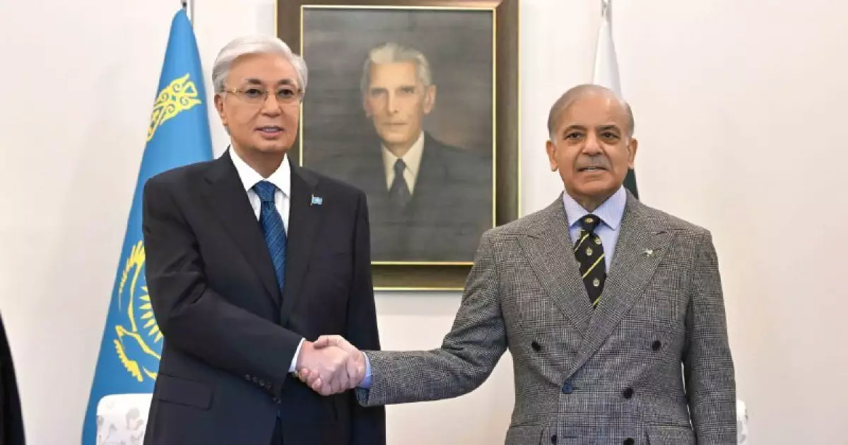 Тоқаев пен Пәкістанның премьер-министрі шағын құрамда келіссөз жүргізді 