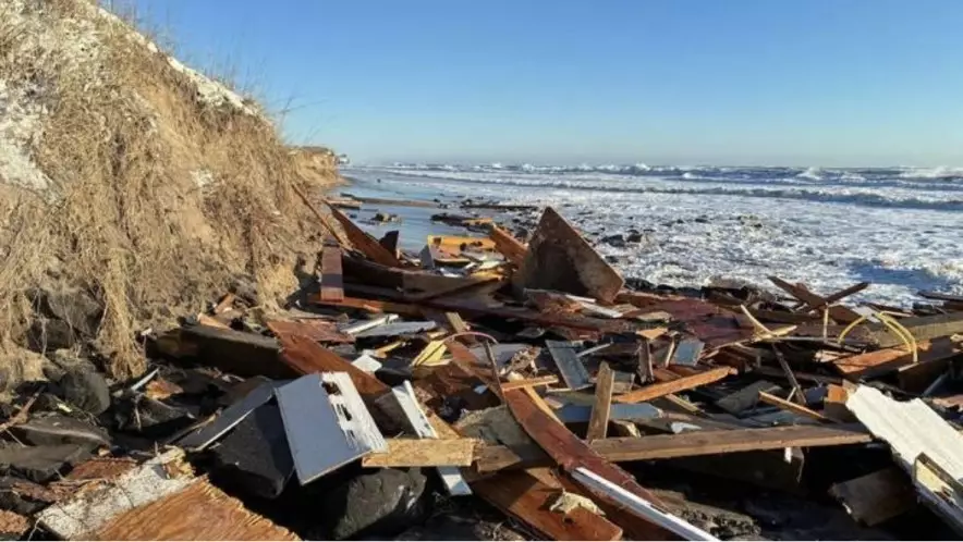 Зимний шторм разрушил дома на побережье США