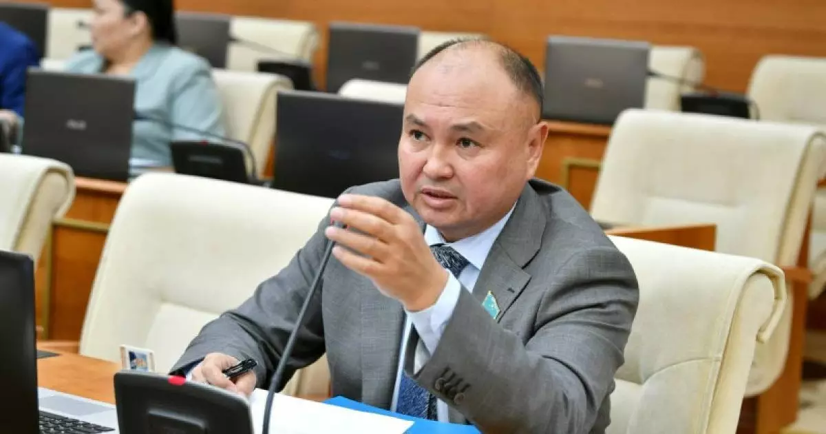  `Мұғалімдерді жоғары жақтан мәжбүрлесе, ол дұрыс емес`: Депутат мәселені ашып айтты (ВИДЕО) 