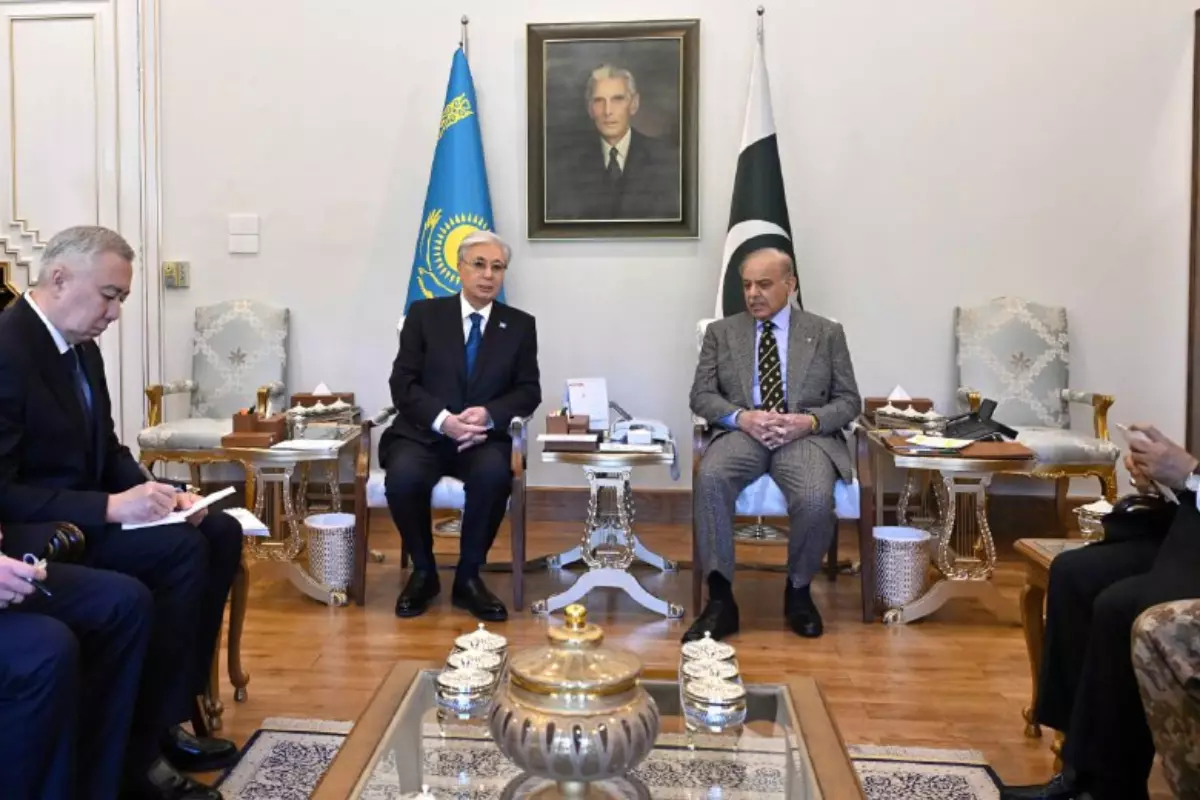 Токаев обсудил сотрудничество с премьер-министром Пакистана