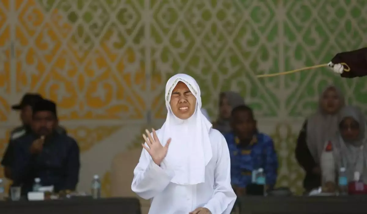 Алкоголь ішіп, некесіз жыныстық қатынасқа түскен жұпқа көпшілік алдында 140 рет дүре соғылды