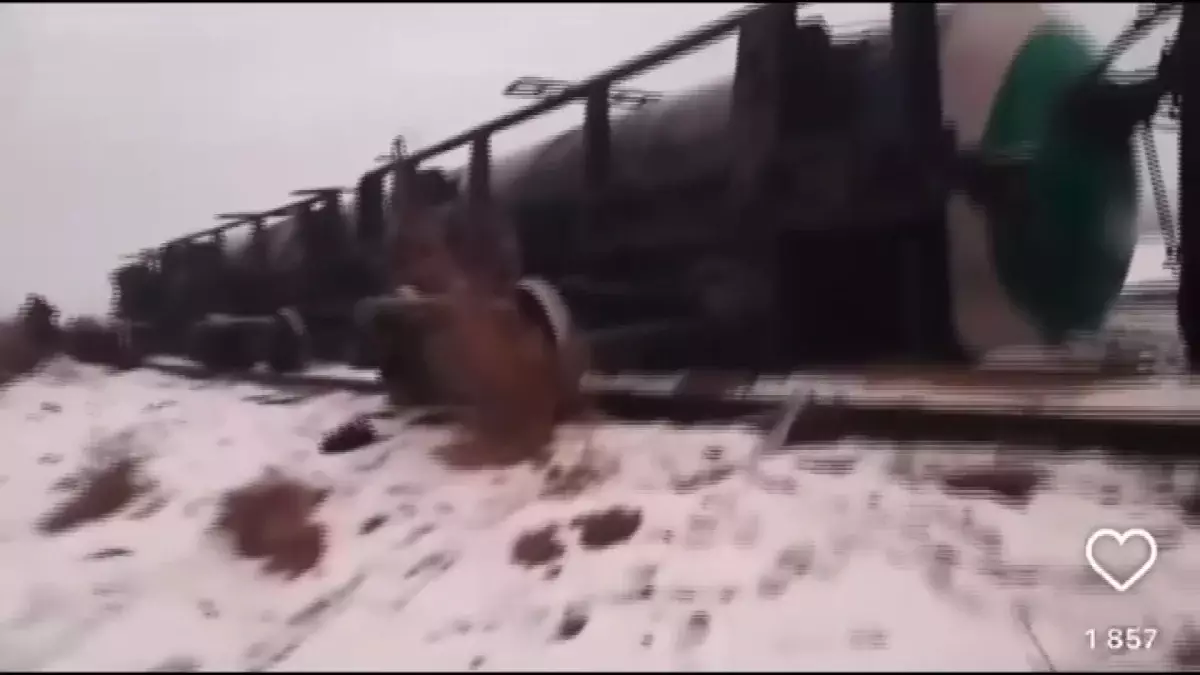 Қызылордада дизель отыны тиелген вагондар аударылды