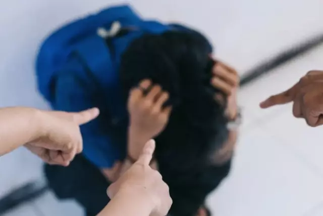 Ресейде мектеп оқушысы сыныптастарын өртеп, балға ала жүгірді