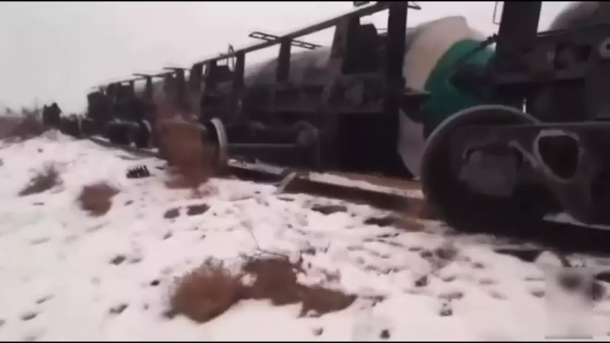 «Легли на бок»: в Кызылорде с рельсов сошли несколько вагонов