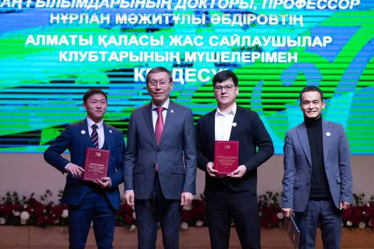 Председатель ЦИК встретился с членами клубов молодых избирателей Алматы