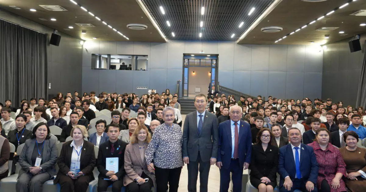  Нұрлан Әбдіров студенттермен сайлау мәдениеті мәселелерін талқылады 