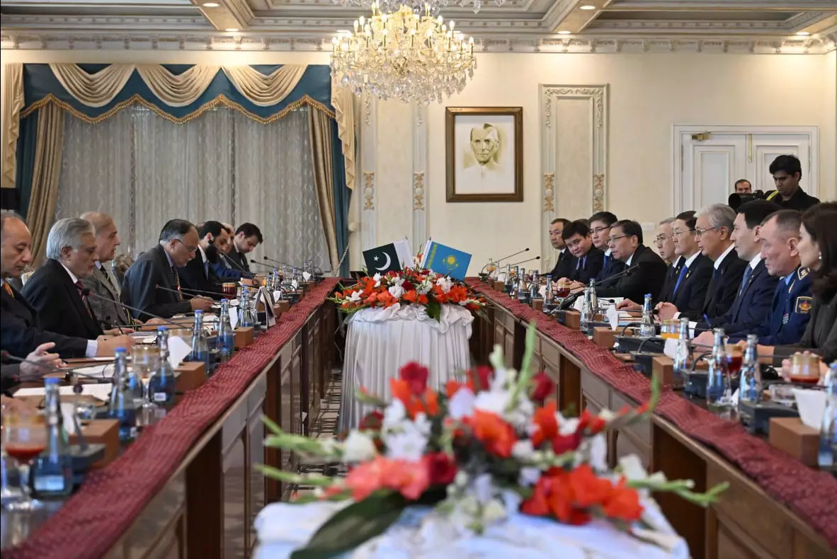Токаев пригласил Премьер-министра Пакистана посетить Казахстан с госвизитом