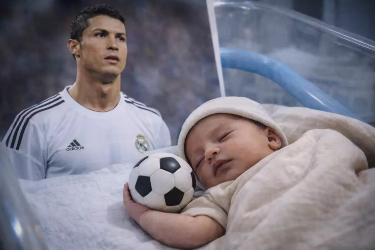 «Роналдо Мерейұлы»: Танымал блогер ұлына футбол аңызының есімін берді (ВИДЕО)