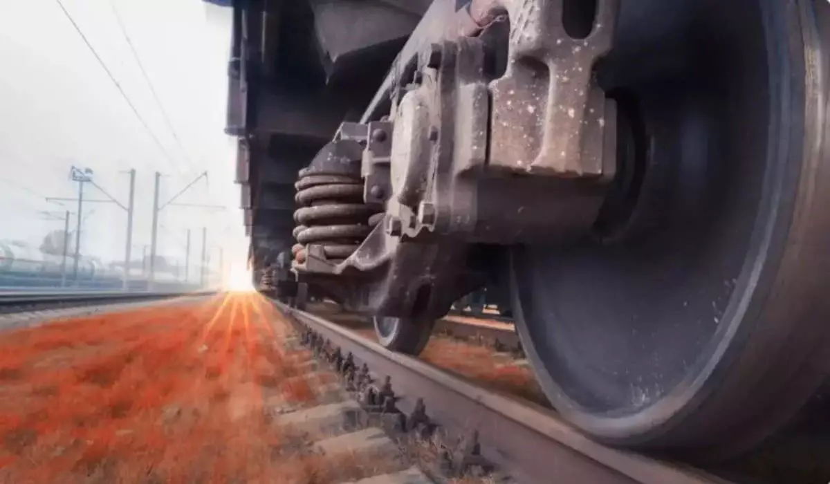 Пассажирский поезд насмерть сбил мужчину в Туркестанской области