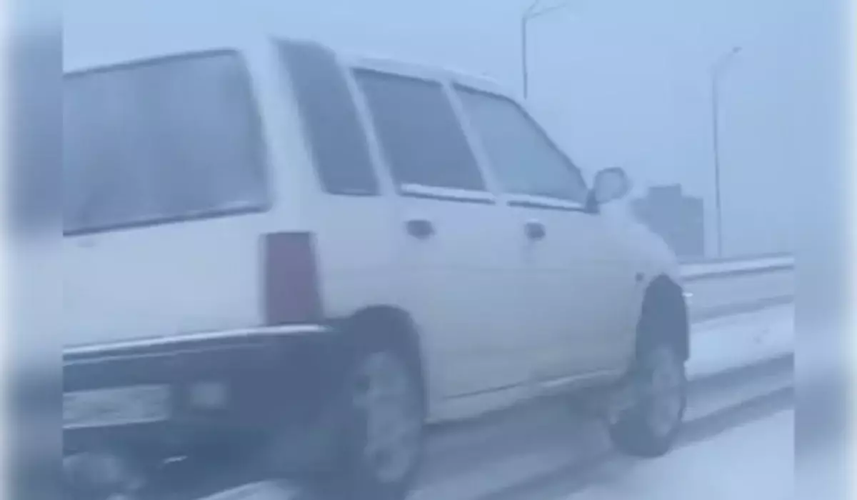 Автомобиль повис на ограждении Иртышского моста в Усть-Каменогорске (ВИДЕО)