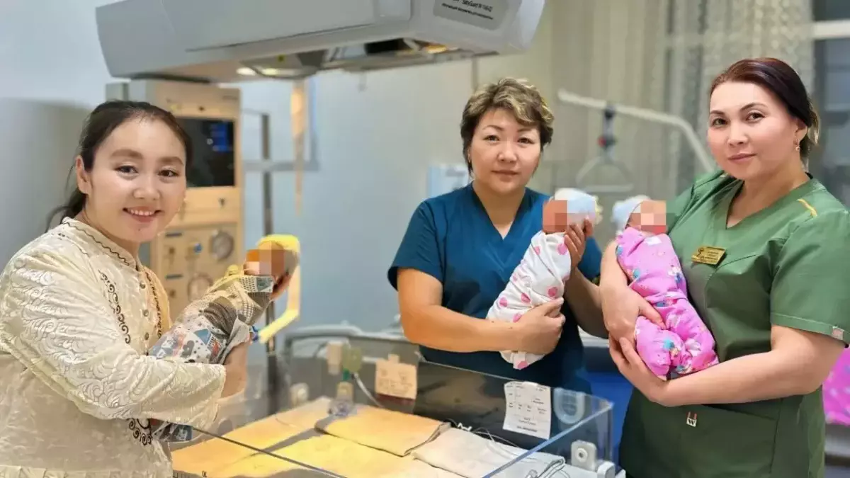 В Алматы 39-летняя женщина родила тройню и сразу стала многодетной мамой