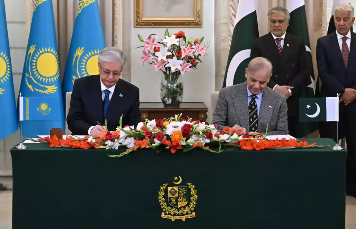 Казахстан получит новые торговые коридоры: итоги встречи Токаева и Шарифа