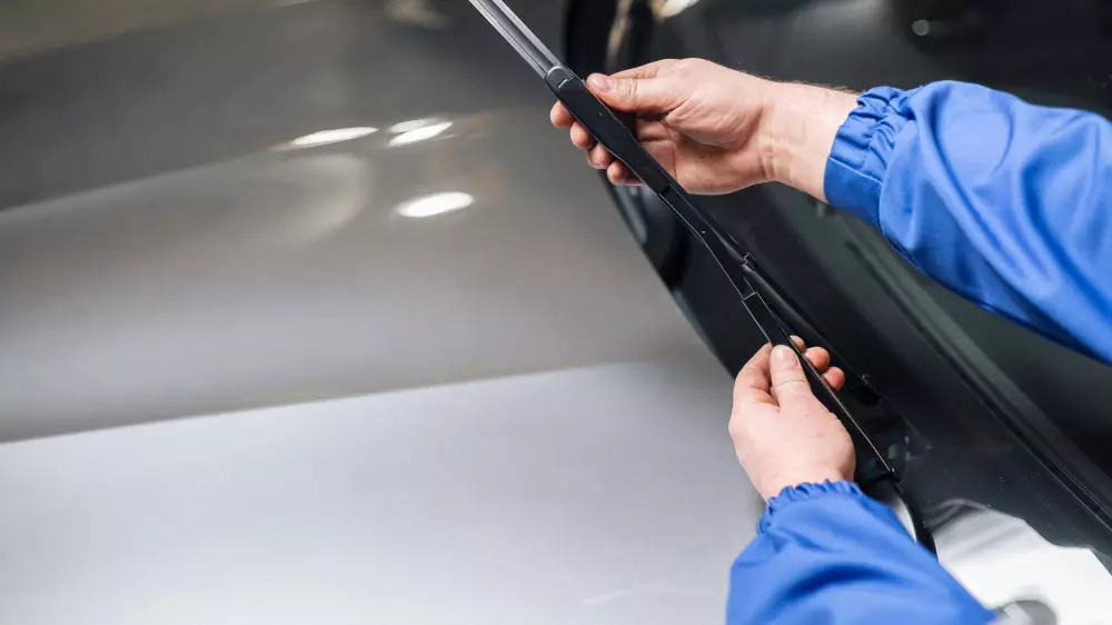 Как часто нужно менять дворники и как их выбирать: советы эксперта