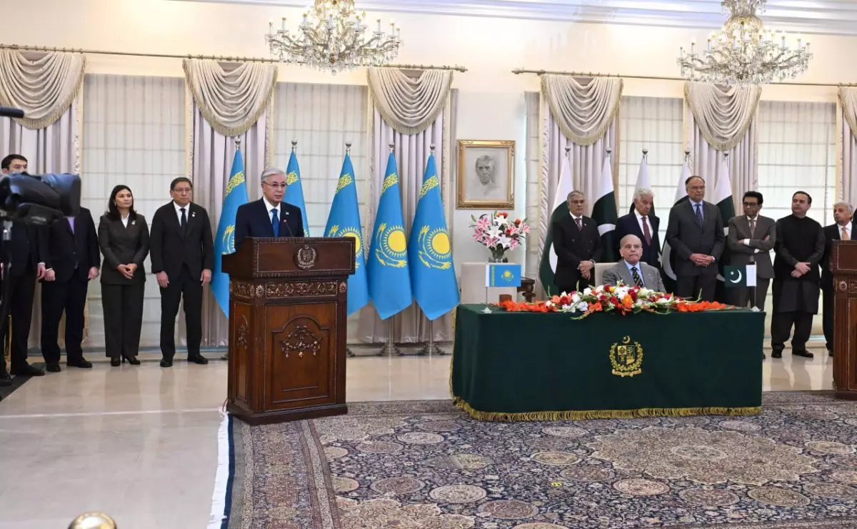 Токаев выступил перед СМИ по итогам переговоров с премьер-министром Пакистана