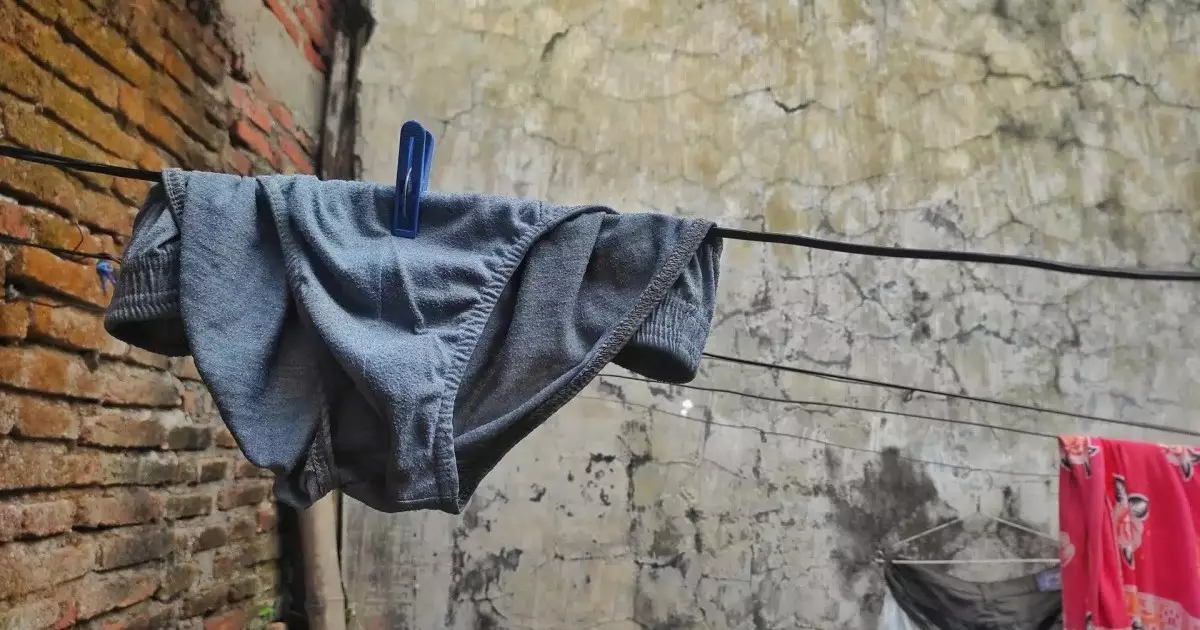  Ақтауда ер адам далада кептіріліп тұрған әйелдің іш киімін ұрлап кетіп, видеоға түсіп қалған (ВИДЕО) 