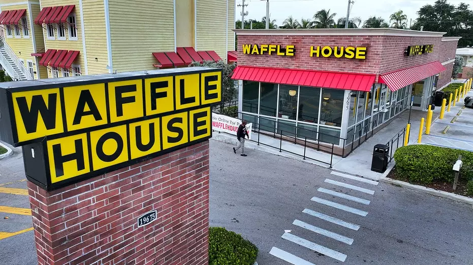 Waffle House возобновляет романтические ужины при свечах в День святого Валентина, поскольку пары ищут бюджетные варианты.