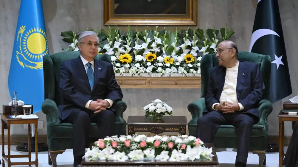 Токаев провел переговоры с президентом Пакистана Асифом Али Зардари