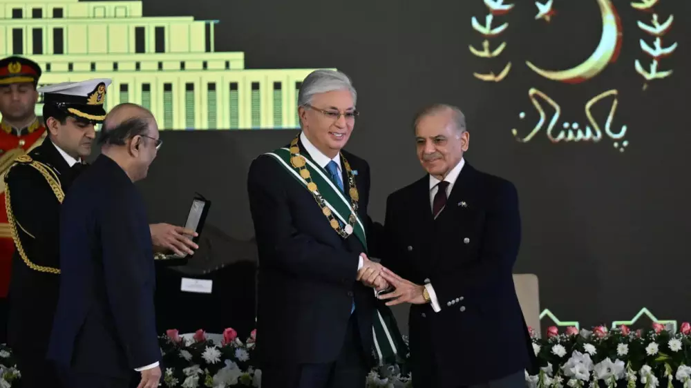 Токаеву вручили высшую государственную награду Пакистана