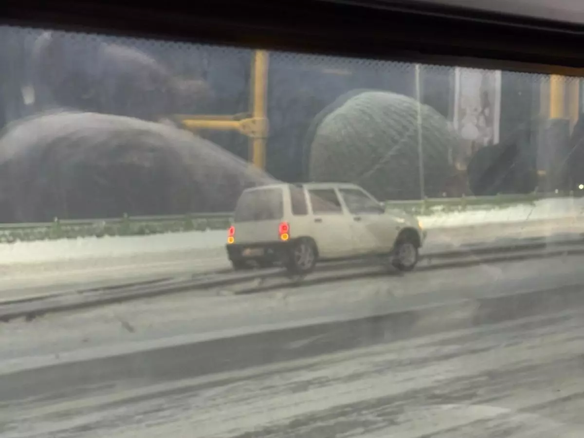 Автомобиль "повис" на отбойнике на Иртышском мосту (ВИДЕО)