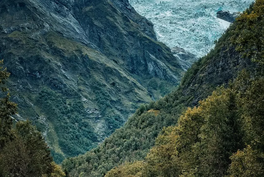 71-летняя женщина получила травму в горах Алматы