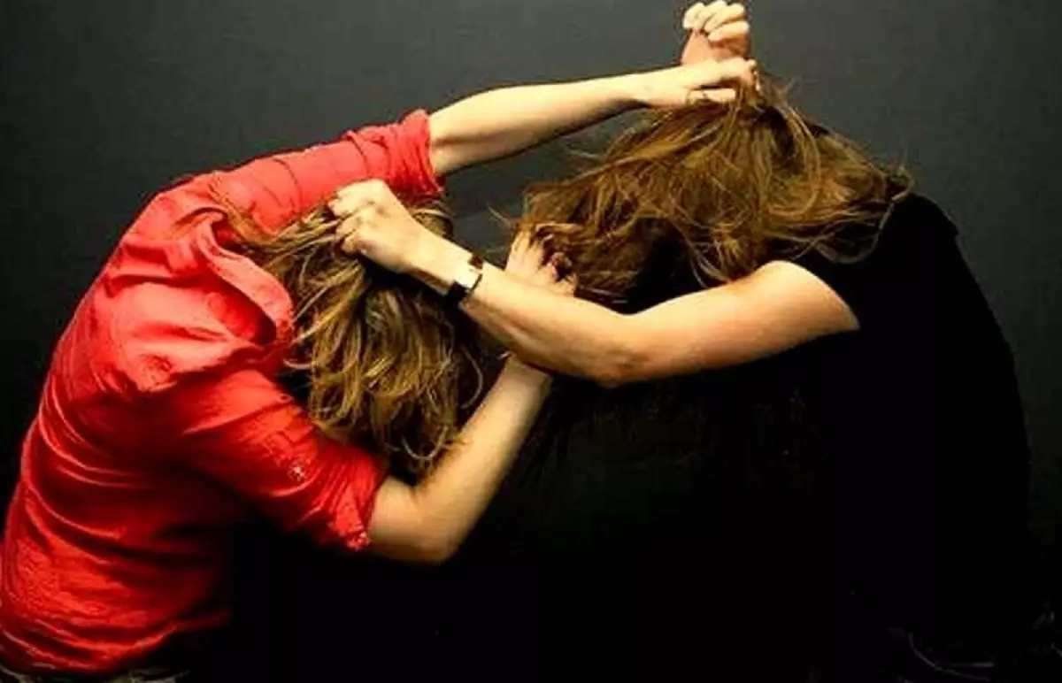 «Таскали за волосы, пинали по голове»: две девушки избили сверстницу в Акмолинской области