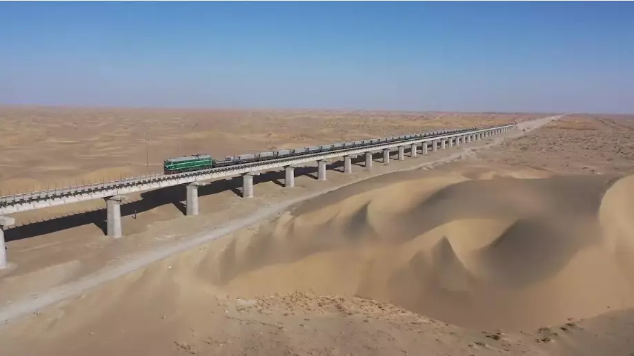 Қытай шөл далада алғашқы ауыр жүк теміржолын іске қосты