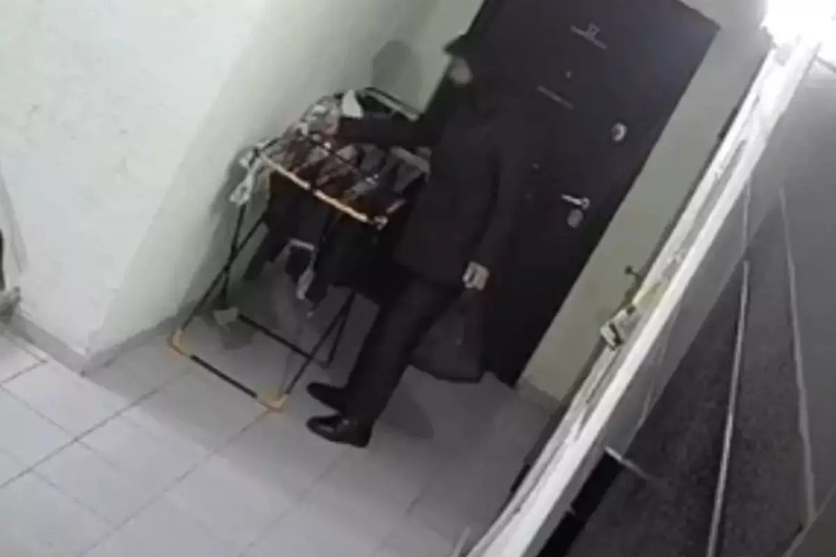 Ақтауда ер адам кіреберісте ілулі тұрған әйелдің ішкиімін ұрлап кеткен (видео)