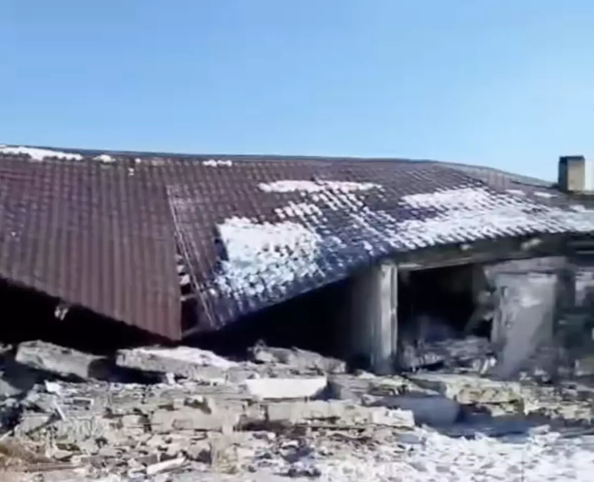 Ер адам көз жұмып, әйел жансақтауда жатыр: Арқалықта тұрғын үйде жарылыс болды