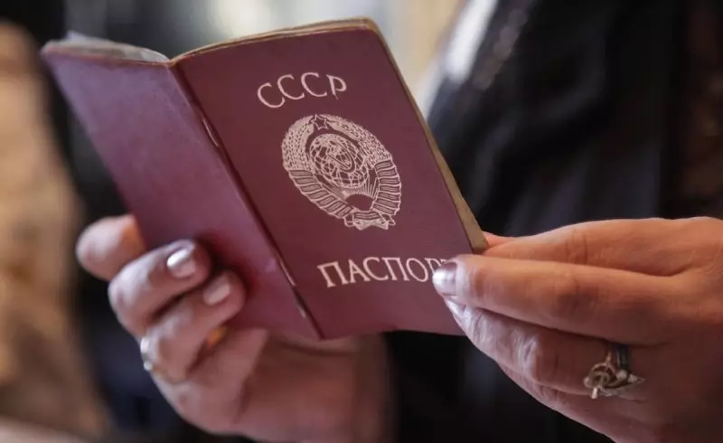 Десятки казахстанцев живут с паспортами СССР