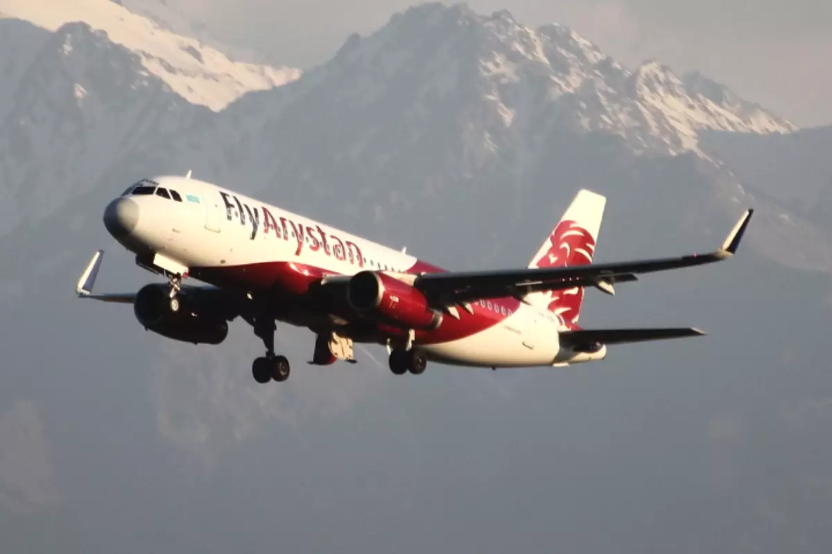 Сот FlyArystan рейсінің кешігуіне байланысты демалысқа ұша алмай қалған отбасыға қомақты қаржы өндіріп берді