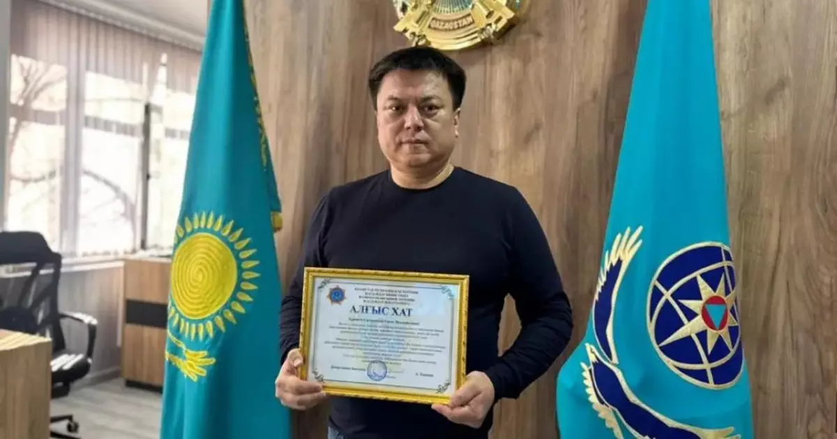  Мұз астына түсіп кеткен баланы құтқарған Тараз тұрғыны марапатталды 