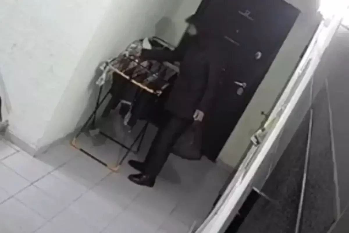 Ақтауда ер адам әйелдің кіре берісте ілулі тұрған ішкиімін ұрлап кеткен (ВИДЕО)