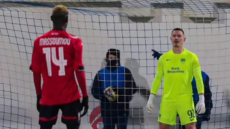 Экс-вратарь сборной Казахстана стал героем матча в Азербайджане