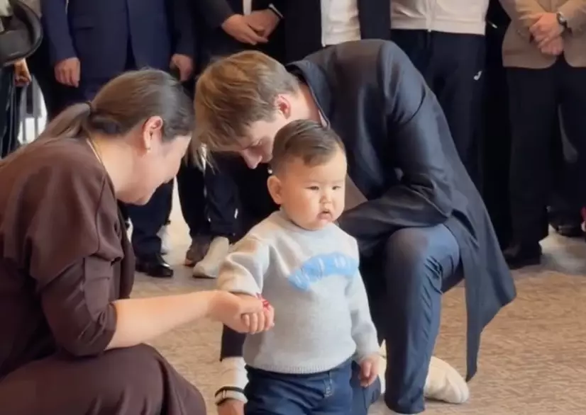 Танымал теннисші Бублик бүлдіршіннің тұсауын кесті