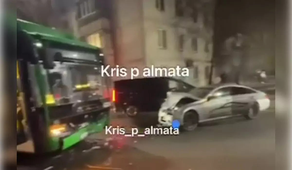 Mercedes врезался в автобус в Алматы: пострадали трое (ВИДЕО)