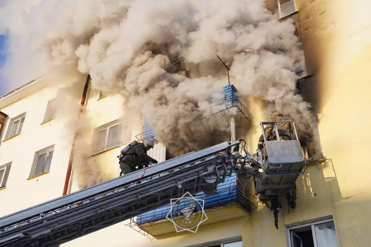 Квартиру Плюшкина не могут потушить в Усть-Каменогорске