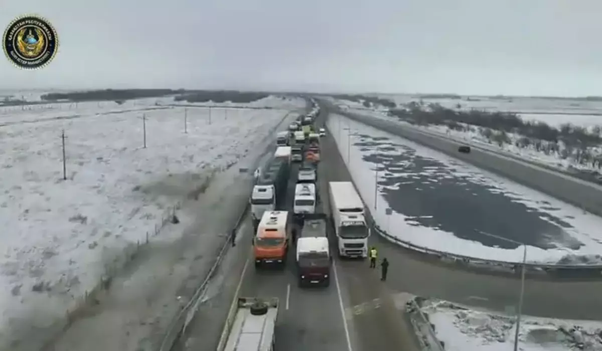 Многокилометровую колонну движущихся авто сняли на видео в Актюбинской области
