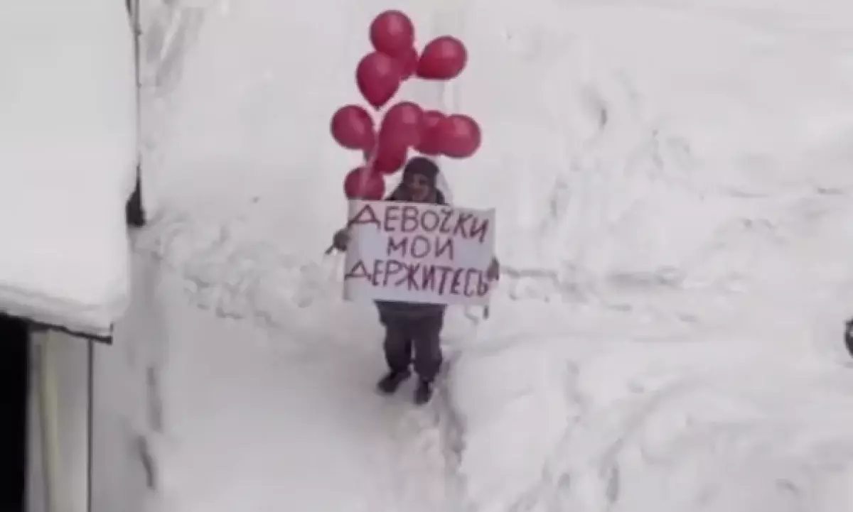 Мама приехала поддержать дочь в роддом и случайно согрела сердца сотен казахстанских женщин