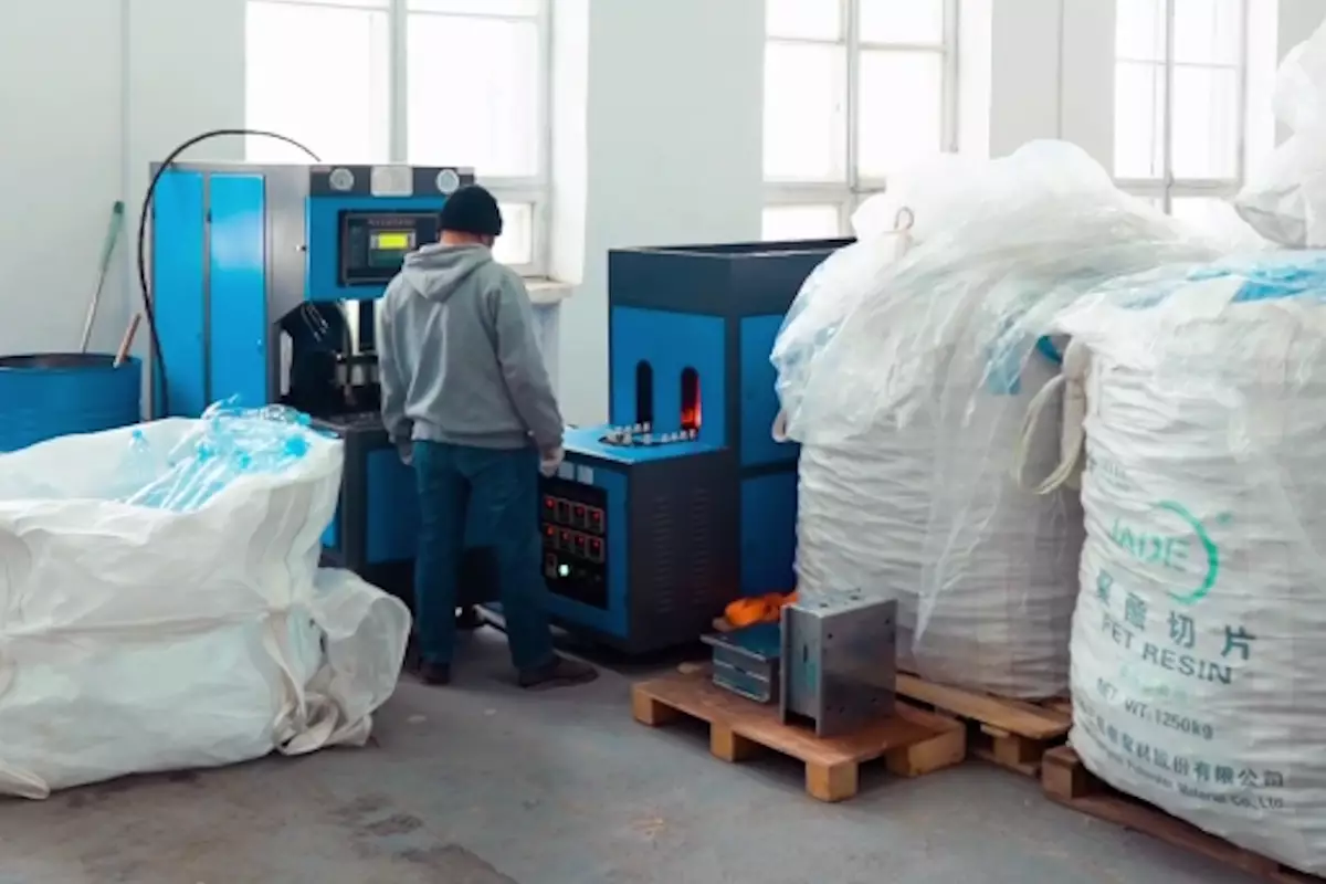 ПЭТ‑преформы, контейнеры и крышки: в Атырау запустили новый завод пластмасс