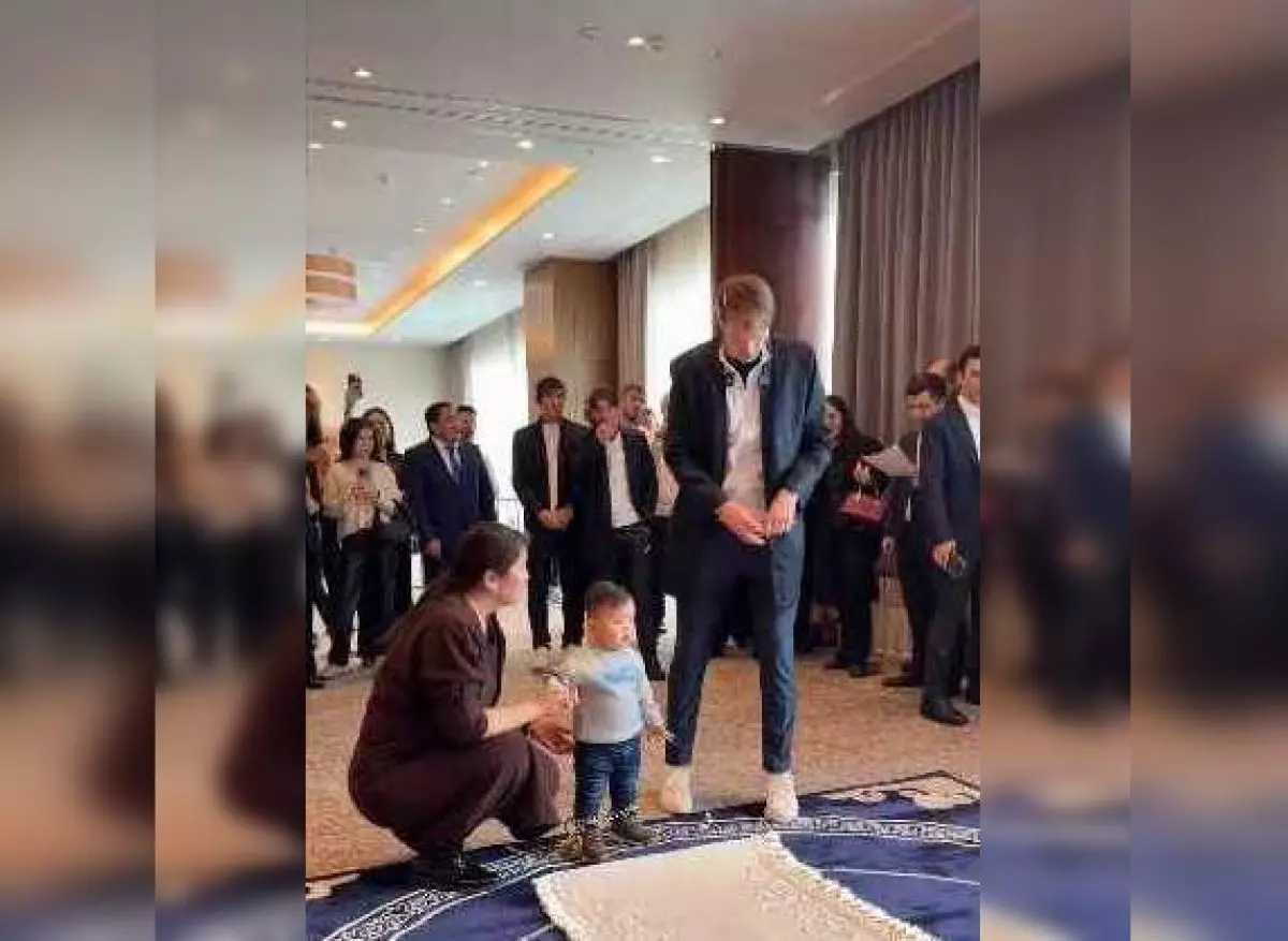 Александр Бублик перерезал путы маленькому астанчанину